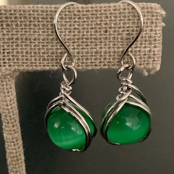Green Faux Jade or Aventurine Dangle Earrings - Round Stone in Silver Tone Metal - Picture 1 of 8